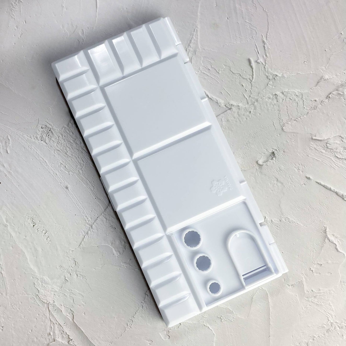 Super-light and easy to hold for long periods. suitable for watercolor, gouache, oil, or acrylic paint, the five large color mixing areas are punctuated by a space for your thumb to comfortably rest.
